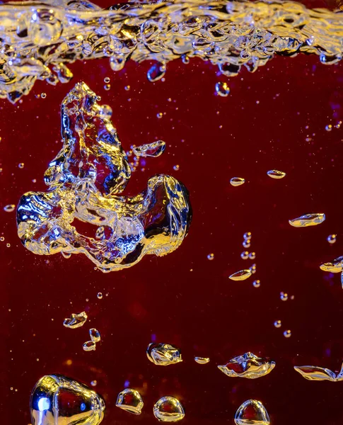 Close up άποψη του κρύου και φρέσκο cola με φωτεινές φυσαλίδες σε νέον φως — Φωτογραφία Αρχείου