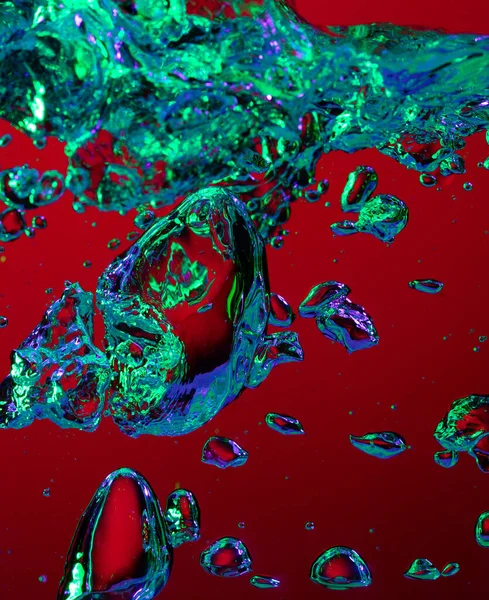Nahaufnahme der kalten und frischen Cola mit hellen Blasen im Neonlicht — Stockfoto