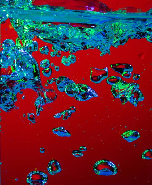 Närbild av den kalla och färska cola med ljusa bubblor i neon ljus — Stockfoto