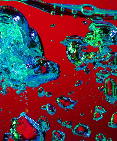 Крупним планом вид на холодну і свіжу колу з яскравими бульбашками в неоновому світлі — стокове фото