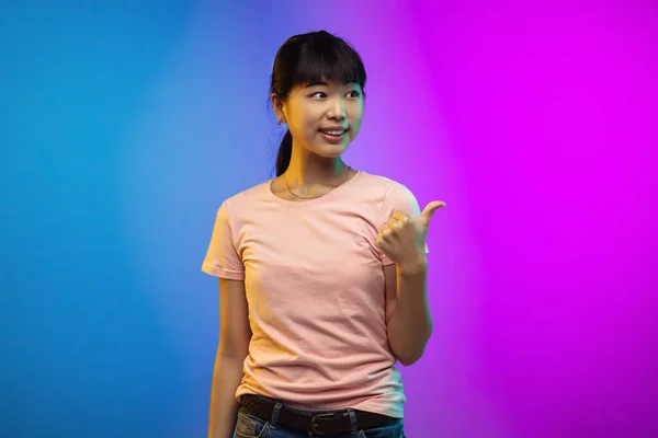 Asiatique jeunes femmes portrait sur dégradé studio fond en néon — Photo