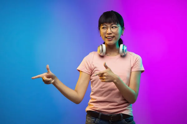Asiatische junge Frauen Porträt auf Gradienten Studio Hintergrund in Neon — Stockfoto