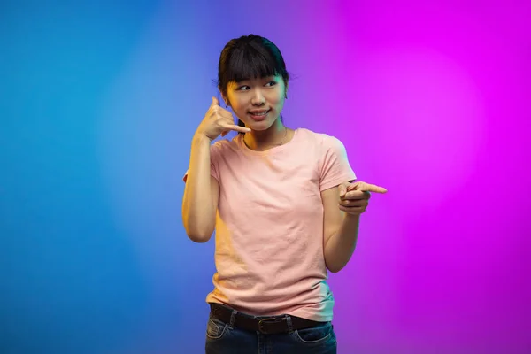 Asiático jóvenes mujeres retrato en gradiente estudio fondo en neón —  Fotos de Stock