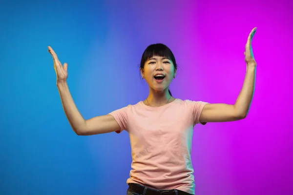 Asyalı genç kadın portresi neon renkli gradyan stüdyo arka planında — Stok fotoğraf