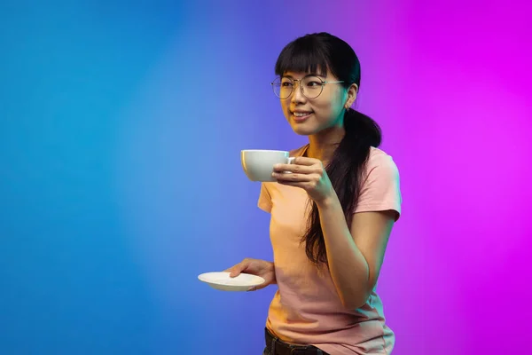 Asiático jovens mulheres retrato no gradiente estúdio fundo em néon — Fotografia de Stock