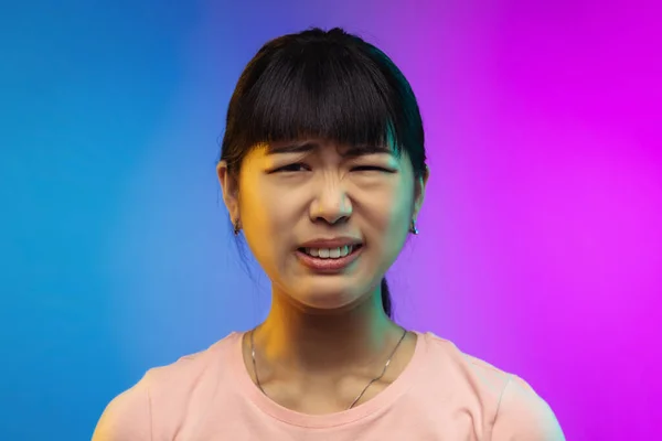 Ázsiai fiatal nők portré gradiens stúdió háttér neon — Stock Fotó
