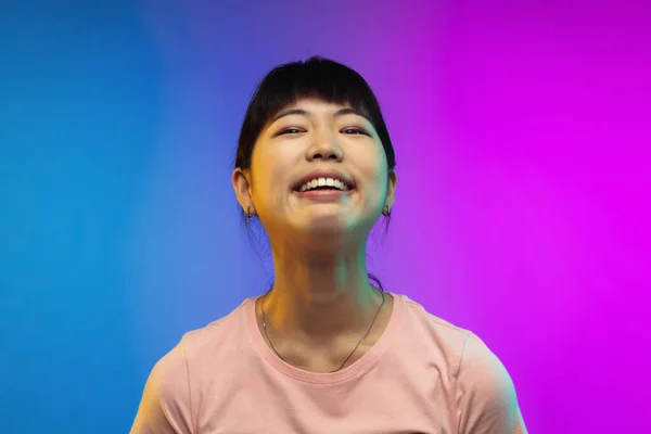 Azji młody kobiety portret na gradient studio tle w neon — Zdjęcie stockowe
