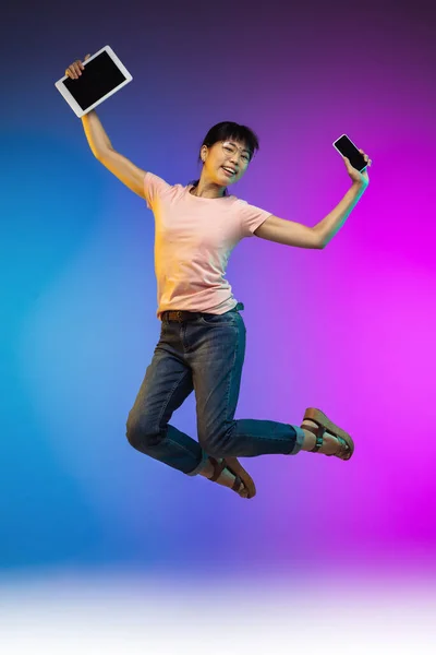 Asiatique jeunes femmes portrait sur dégradé studio fond en néon — Photo