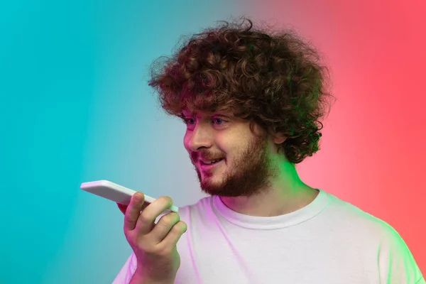 Branco jovem homem retrato no gradiente estúdio fundo em néon — Fotografia de Stock