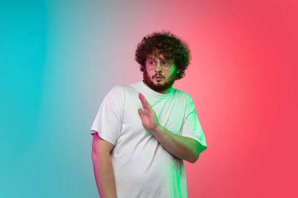 Caucásico joven mans retrato en gradiente estudio fondo en neón — Foto de Stock