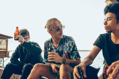 Bir grup arkadaş yaz günü kutlama, dinlenme, eğlenme ve parti yapıyorlar.