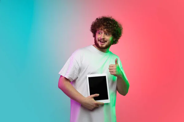 Branco jovem homem retrato no gradiente estúdio fundo em néon — Fotografia de Stock