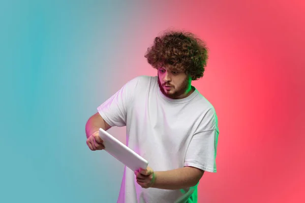 Branco jovem homem retrato no gradiente estúdio fundo em néon — Fotografia de Stock