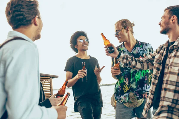 Grupo de amigos comemorando, descansando, se divertindo e festa no dia de verão — Fotografia de Stock