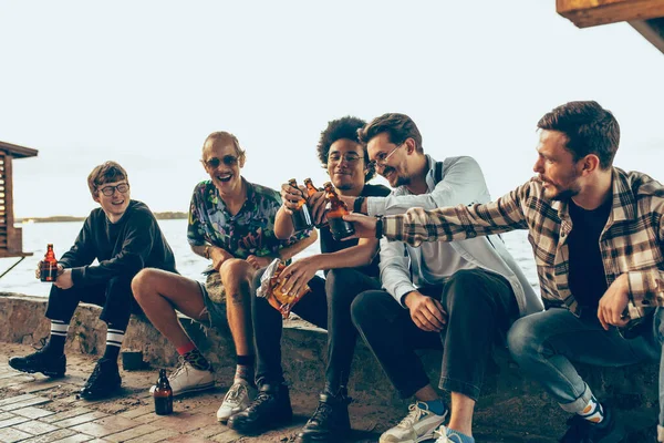 Grupo de amigos comemorando, descansando, se divertindo e festa no dia de verão — Fotografia de Stock