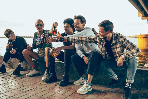 Grupo de amigos celebrando, descansando, divirtiéndose y festejando en el día de verano —  Fotos de Stock