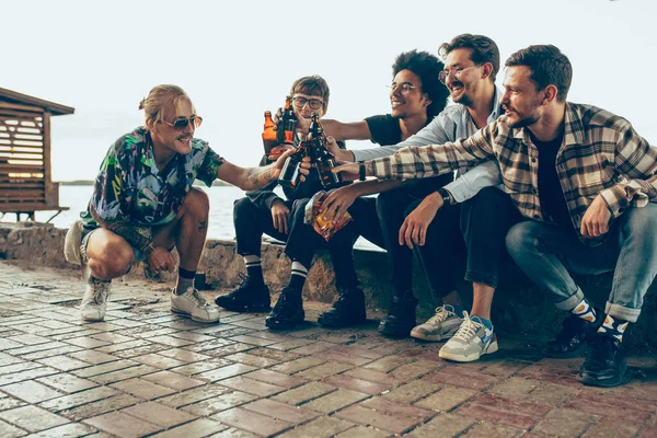 Grupo de amigos comemorando, descansando, se divertindo e festa no dia de verão — Fotografia de Stock