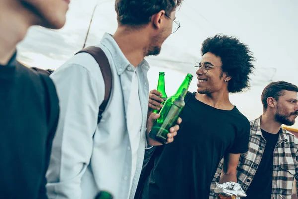 Groupe d'amis célébrant, se reposant, s'amusant et faisant la fête dans la journée d'été — Photo