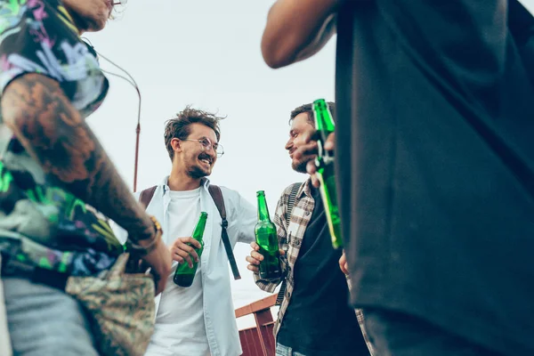 Grupo de amigos comemorando, descansando, se divertindo e festa no dia de verão — Fotografia de Stock