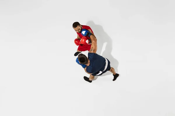 Due pugili professionisti boxe isolato su sfondo bianco studio, azione, vista dall'alto — Foto Stock