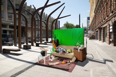 Mutluluk ve yokluk. İnsan kendi dünyasında kendini üzgün hisseder.