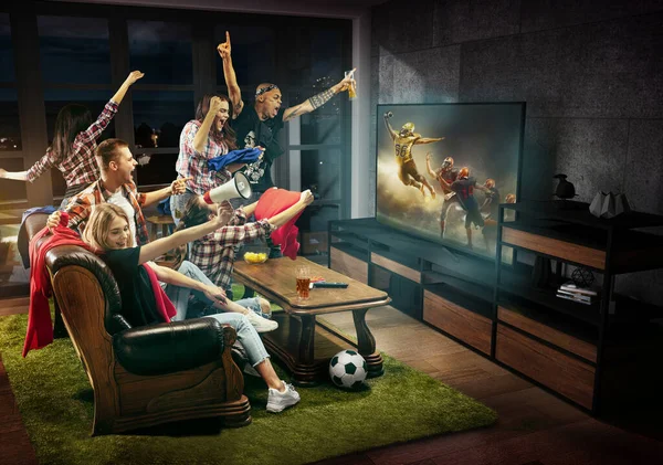 Grupo de amigos assistindo TV, jogo de futebol americano, esporte juntos — Fotografia de Stock