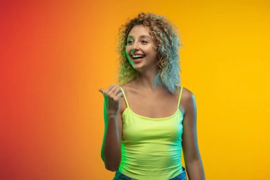 Beyaz kadın portresi neon renkli gradyan stüdyo arka planında