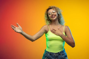 Beyaz kadın portresi neon renkli gradyan stüdyo arka planında