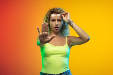 Beyaz kadın portresi neon renkli gradyan stüdyo arka planında