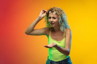 Beyaz kadın portresi neon renkli gradyan stüdyo arka planında