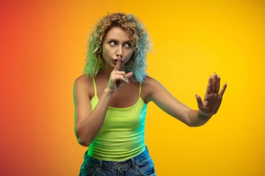 Beyaz kadın portresi neon renkli gradyan stüdyo arka planında