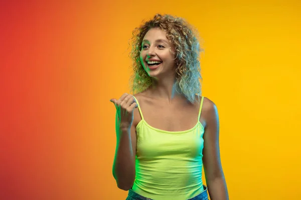 Caucásico joven mujer retrato en gradiente estudio fondo en neón —  Fotos de Stock