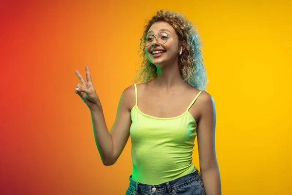 Caucásico joven mujer retrato en gradiente estudio fondo en neón —  Fotos de Stock