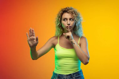 Beyaz kadın portresi neon renkli gradyan stüdyo arka planında