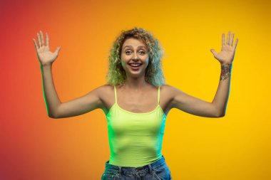 Beyaz kadın portresi neon renkli gradyan stüdyo arka planında