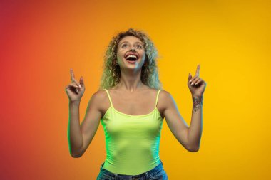 Beyaz kadın portresi neon renkli gradyan stüdyo arka planında