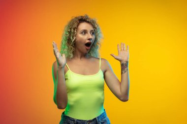 Beyaz kadın portresi neon renkli gradyan stüdyo arka planında