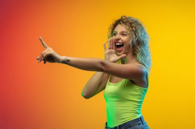 Beyaz kadın portresi neon renkli gradyan stüdyo arka planında