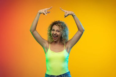 Beyaz kadın portresi neon renkli gradyan stüdyo arka planında