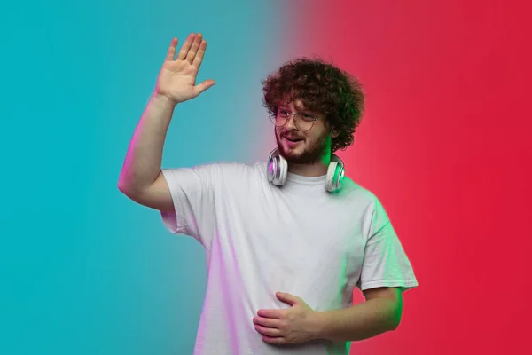 Caucásico joven mans retrato en gradiente estudio fondo en neón — Foto de Stock