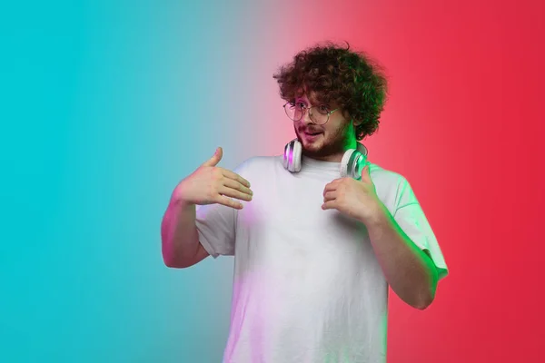 Caucásico joven mans retrato en gradiente estudio fondo en neón — Foto de Stock