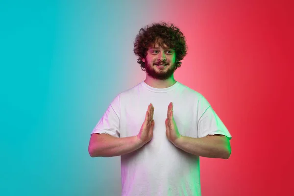 Caucásico joven mans retrato en gradiente estudio fondo en neón — Foto de Stock