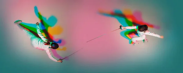 Tiener meisje in schermen kostuum met zwaard in de hand op gradiënt achtergrond met neon licht, bovenaanzicht — Stockfoto