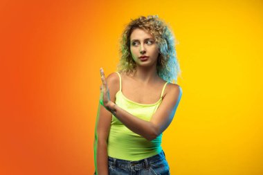 Beyaz kadın portresi neon renkli gradyan stüdyo arka planında