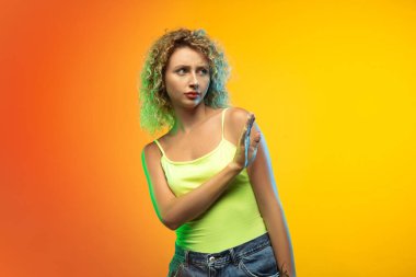 Beyaz kadın portresi neon renkli gradyan stüdyo arka planında