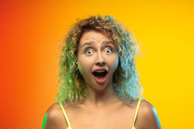 Beyaz kadın portresi neon renkli gradyan stüdyo arka planında