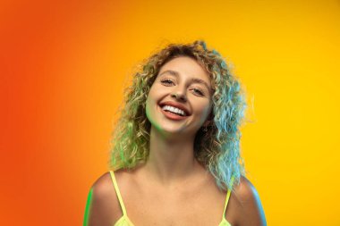 Beyaz kadın portresi neon renkli gradyan stüdyo arka planında