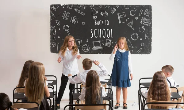 Schoolkinderen in de klas bij les met werelden Terug naar school op school — Stockfoto