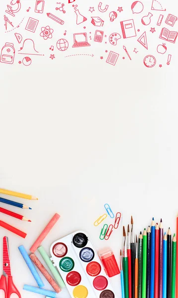 Coloridos útiles escolares borde de la esquina sobre un fondo blanco con espacio negativo — Foto de Stock