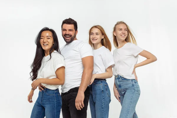 Grupo de adorables amigos multiétnicos que se divierten aislados sobre fondo de estudio blanco — Foto de Stock